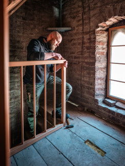 Bei der Arbeit im Glockenturm von St. Anna: Handwerker Sebastian Sperl