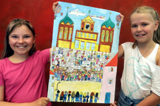 Augsburger Friedensbild 2024 Thema "Hör doch mal zu!" Malwettbewerb des Evang.-Luth. Dekanats Augsburg, 1. Preis v.l. Isabelle Hanrieder, Philippa Juelfs