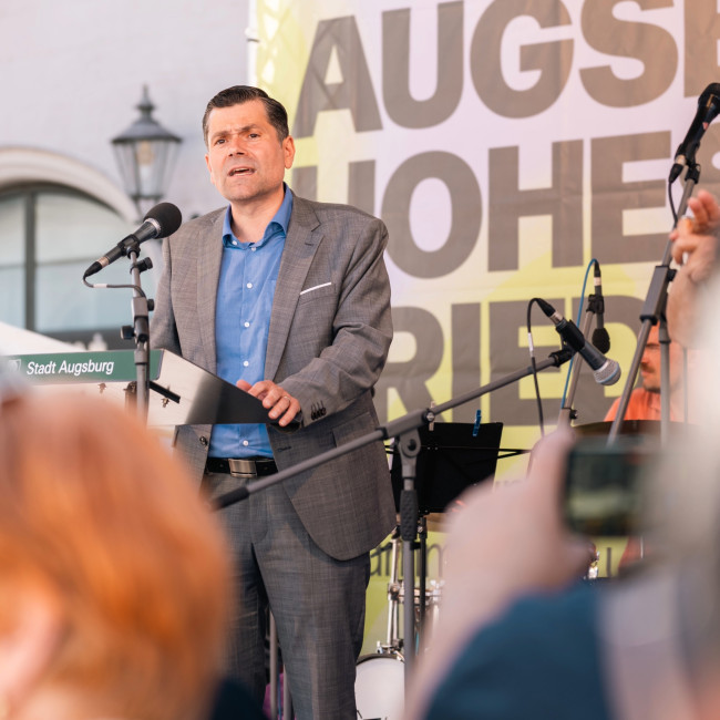 Oberbürgermeister Dr. Florian Freund beim Friedensfest 2026