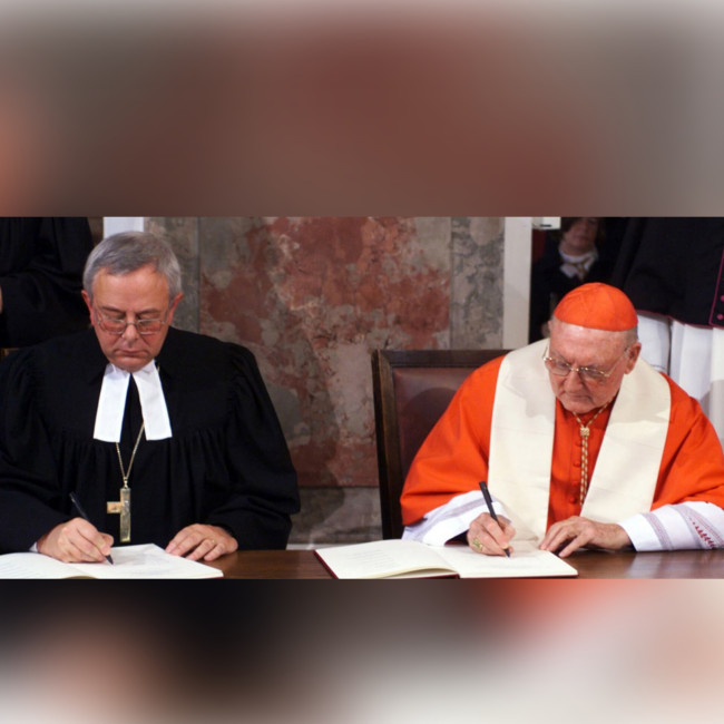 Am 31. Oktober 1999 unterzeichneten der LWB-Präsident Christian Krause und Kardinal Edward Idris Cassidy, der Präsident des Päpstlichen Rates zur Förderung der Einheit der Christen, in der evangelisch-lutherischen Kirche St. Anna in Augsburg die Erklärung