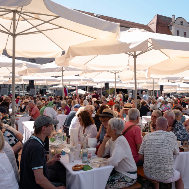 Friedenstafel beim Augsburger Hohen Friedensfest